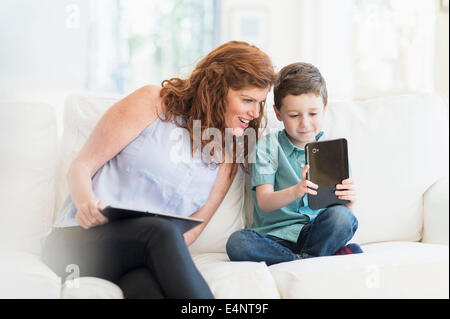 Mutter und Sohn (6-7) mit digital-Tablette Stockfoto