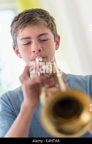 Teenager (16-17) spielt Trompete Stockfoto