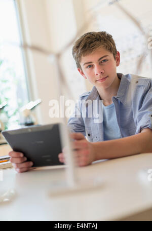 Teenager (16-17) mit digital-Tablette im Labor Stockfoto