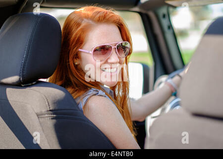 Porträt der Frau im Auto Stockfoto