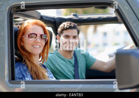 Porträt des Paares im Auto sitzen Stockfoto