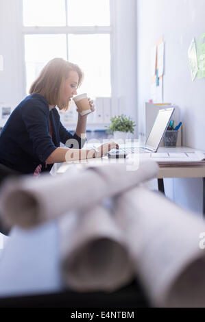 Seitenansicht der Geschäftsfrau im Büro Stockfoto