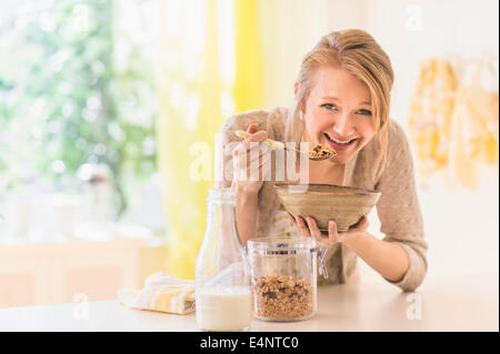 Junge Frau essen Müsli zum Frühstück Stockfoto