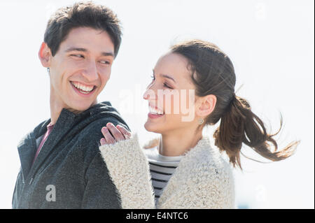 Junges Paar, lachen Stockfoto
