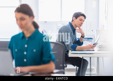 Menschen arbeiten im Büro Stockfoto