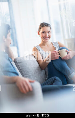 Paar erholsame auf sofa Stockfoto