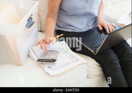 Frau bezahlen Ihrer Rechnungen über das internet Stockfoto