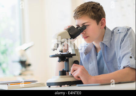 Teenager (16-17) Blick durch das Mikroskop Stockfoto