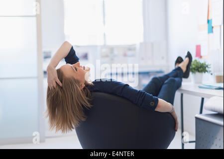 Business-Frau Entspannung im Büro Stockfoto