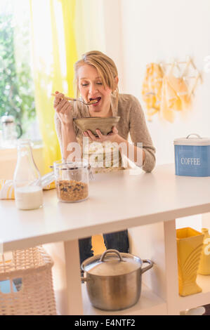 Junge Frau essen Müsli zum Frühstück Stockfoto
