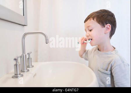 Junge (6-7) Zähneputzen Stockfoto