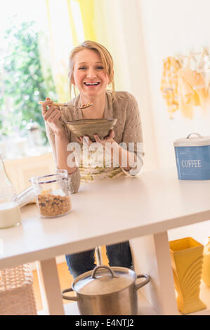 Junge Frau essen Müsli zum Frühstück Stockfoto