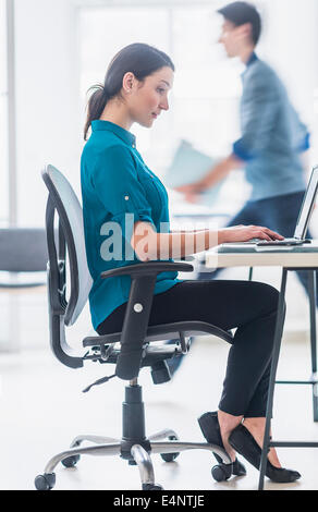 Menschen arbeiten im Büro Stockfoto