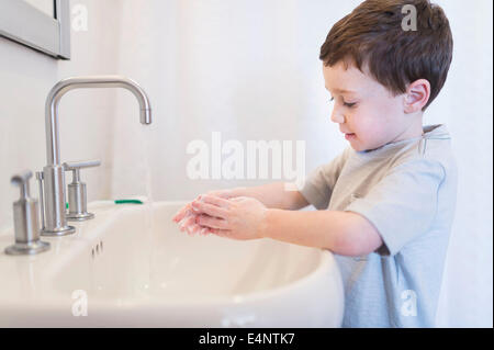 Junge Hände waschen (6-7) Stockfoto