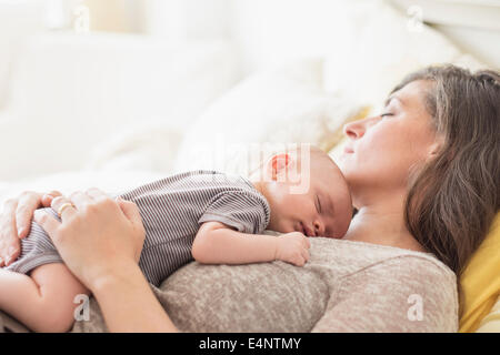 Mutter mit Baby Boy (2-5 Monate) Nickerchen zusammen Stockfoto