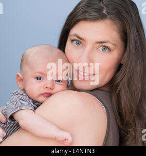 Porträt von lächelnden Mutter Baby Boy (2-5 Monate) im Arm halten Stockfoto