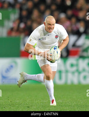 24.09.2011. Dunedin Neuseeland.  Mike Tindall läuft im offenen Raum für England während der Aktion von England gegen Rumänien RWC Pool B entsprechen gespielt im Otago-Stadion Stockfoto