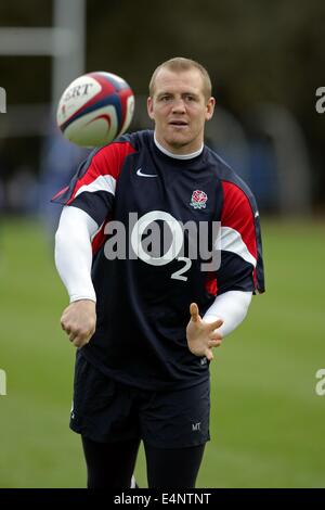 15.11.2005: Bagshot, Surrey, England. England-Center Mike Tindall übt seine Ballbehandlung während einer Trainingseinheit England Rugby im Pennyhill Park Hotel, Bagshot, Surrey Stockfoto