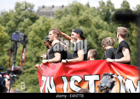 Berlin, Deutschland. Am 15. Juli 2014. Der Weltmeister, Deutschland Team, bringen die Trophäe nach Deutschland und werden von tausends Fans am Brandenburger Tor in Berlin willkommen, Deutschland Am 15. Juli 2014. Quelle: reynaldo Chaib paganelli/alamy leben Nachrichten Stockfoto