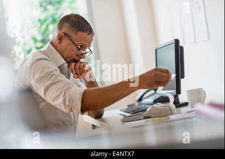 Reifer Mann arbeiten im home-office Stockfoto