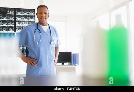 Porträt von männlichen Arzt im Krankenhaus Stockfoto