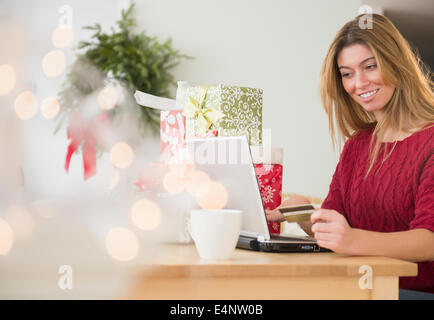 Junge Frau tun, Online-shopping Stockfoto