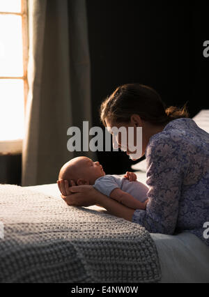 Mutter mit Baby Boy (2-5 Monate) im Schlafzimmer Stockfoto