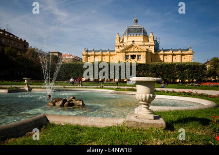 Europa, Kroatien, Zagreb, Kralija Tomislava Square, Ausstellungspavillon (1897) mit Brunnen Stockfoto