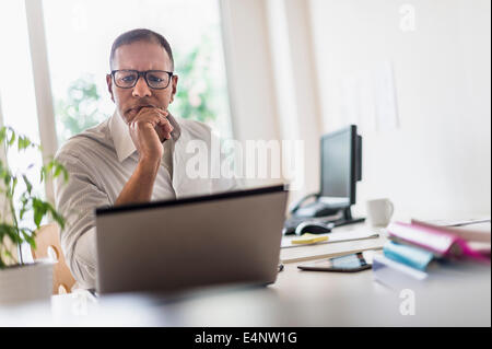 Reifer Mann mit Laptop im home-Office arbeiten Stockfoto