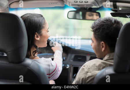 Junges Paar im Auto reisen Stockfoto