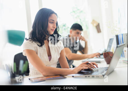 Junge Frau und Mann im Büro arbeiten Stockfoto