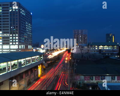 Philippinen. 15. Juli 2014. Riesige Plakatwände entlang der Strecke Efipano Delos Santos Avenue oder EDSA wurden am 15. Juli 2014 um Verkehrsunfälle zu verhindern, wie Glenda Taifun Philippinen Zahnspange entfernt. Foto: Sherbien Dacalanio/Alamy Live-Nachrichten Stockfoto