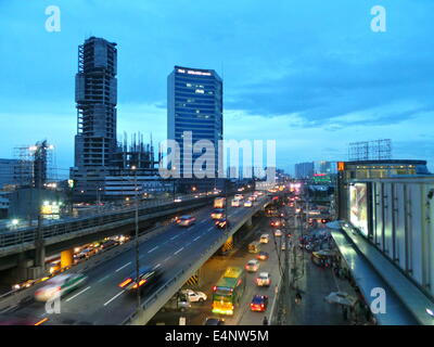 Philippinen. 15. Juli 2014. Riesige Plakatwände entlang der Strecke Efipano Delos Santos Avenue oder EDSA wurden am 15. Juli 2014 um Verkehrsunfälle zu verhindern, wie Glenda Taifun Philippinen Zahnspange entfernt. Foto: Sherbien Dacalanio/Alamy Live-Nachrichten Stockfoto