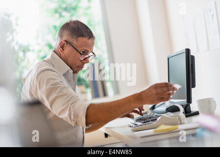 Reifer Mann arbeiten im home-office Stockfoto
