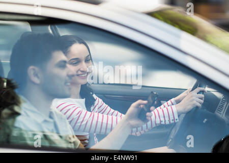 Junges Paar im Auto reisen Stockfoto