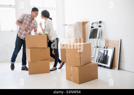 Junges Paar ansehen unter den Boxen im neuen Zuhause Stockfoto