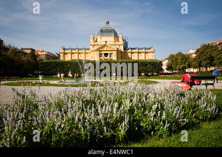 Europa, Kroatien, Zagreb, Kralija Tomislava Square, Ausstellungspavillon (1897) mit Brunnen Stockfoto