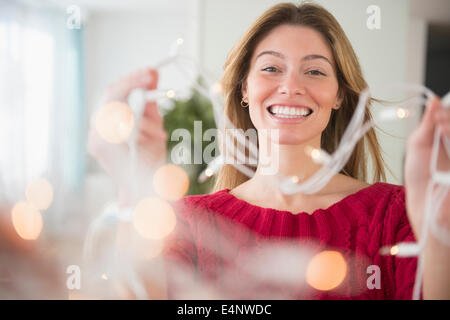 Junge Frau Holding Bänder Stockfoto