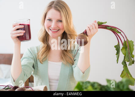 Rote Beete Frau halten und Saft Stockfoto