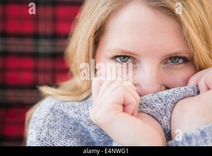 Porträt der blonden Frau in ssweater Stockfoto