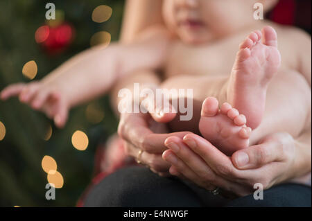 Studioaufnahme der Mutter halten Babymädchen (6-11 Monate) Stockfoto