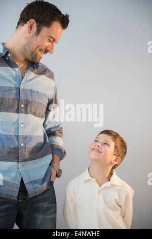 Vater und Sohn (8-9) sahen einander Stockfoto