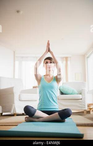 Junge Frau mit Yoga Stockfoto