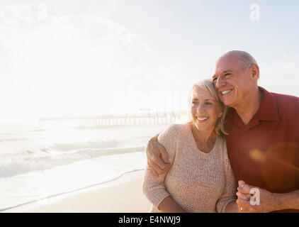 USA, Florida, Jupiter, älteres paar umarmt am Strand Stockfoto