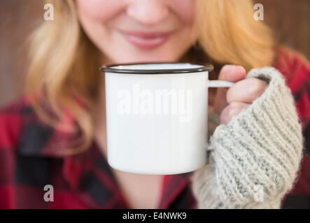 Frau mit Metall Kaffeetasse Stockfoto