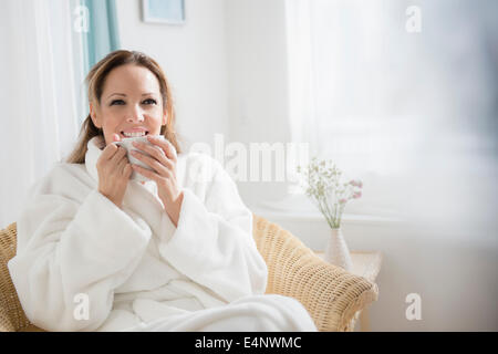 Frau mit Bademantel, Tee trinken Stockfoto