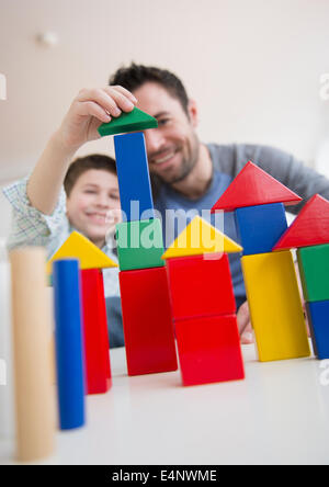 Vater Stapeln Blöcke mit seinem Sohn (8-9) Stockfoto