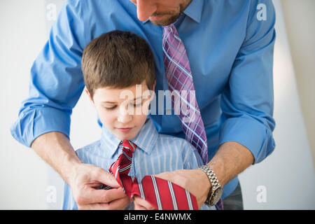 Anpassung Sohn Vater ist (8-9) Krawatte Stockfoto