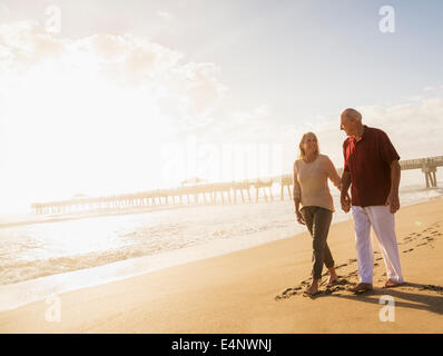 USA, Florida, Jupiter, älteres paar zu Fuß am Strand Stockfoto