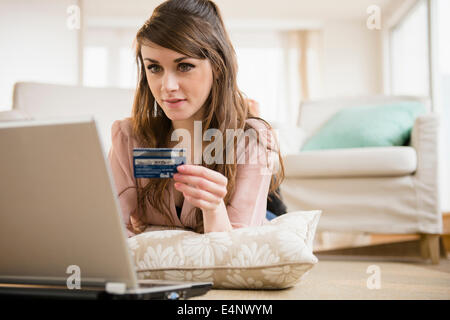 Junge Frau, Online-shopping mit Kreditkarte